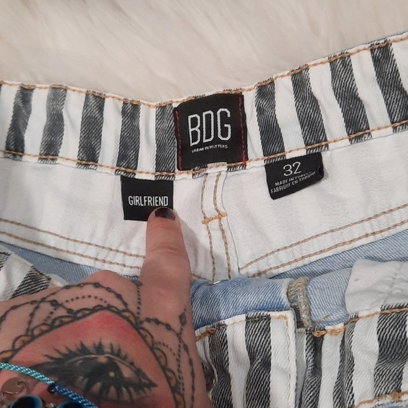 BDG Raw Hem Highwaisted Jeans - Picture 4 of 7